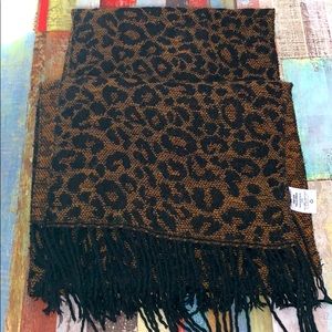 Cozy scarf with leapard print